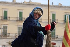 La Befana a Giovinazzo è arrivata sui trampoli