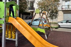 Ripristinati i giochi di piazzetta Jacobellis: collaudo "speciale" per il sindaco