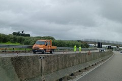 Maltempo, operai ANAS al lavoro per colmare buche stradali tra Giovinazzo e Santo Spirito