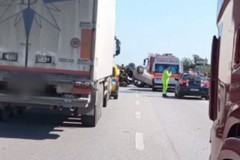Auto si ribalta sulla SS16 tra Molfetta e Giovinazzo, traffico bloccato