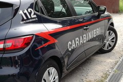 I carabinieri arrivano e sgomberano la piazzetta per ragioni di salute pubblica (VIDEO)