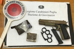 Cocaina, hashish ed una pistola. Arrestato un minore