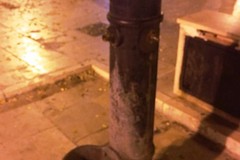 Fontana chiusa in piazza Porto: vandalismo o manutenzione?
