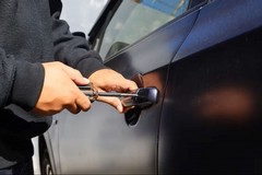 Le rubano l'auto a Giovinazzo con le sue ceramiche: lo sfogo social diventa virale