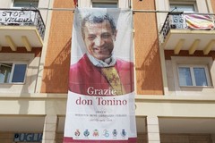 Arriva il Papa, gigantografia di don Tonino su Palazzo di Città