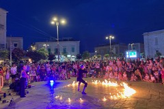 Gli artisti di strada incantano grandi e piccini a Giovinazzo - FOTO