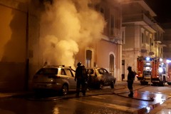 Torna l'incubo: incendiate due auto in via Cavour