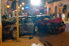 Impatto tra due auto in via Bari, abbattuto un semaforo