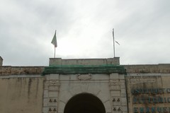 Strappate dal vento le bandiere dell'Istituto Vittorio Emanuele II