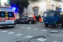 Caccia a un'auto, Carabinieri si schiantano in pieno centro. Feriti due militari