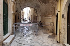 Cadono calcinacci nel centro storico: interdetto un tratto dell'arco di via Lecce