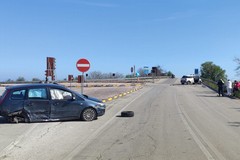 Incidente ai piedi del ponte della 107: scontro tra due auto, quattro feriti