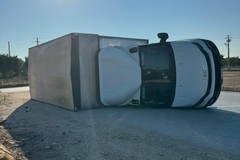 Camion si ribalta sul fianco sulla Giovinazzo-Bitonto. Traffico in tilt