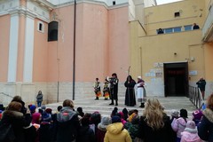 Sant'Antonio Abate, il banditore annuncia la festa tra anziani e bambini di Giovinazzo