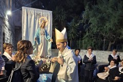 L'Associazione Medaglia Miracolosa e quell'abbraccio a Mons. Vincenzo Turturro