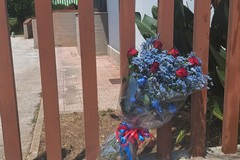 Un mazzo di fiori per Carlo Legrottaglie davanti alla stazione dei Carabinieri di Giovinazzo