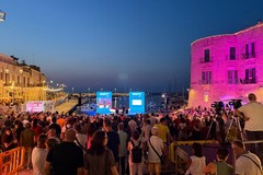 "Conversazioni dal mare": stasera a Giovinazzo don Antonio Coluccia, Pegah Moshir Pour e Nino Di Matteo