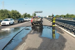 Auto in fiamme mentre è in marcia: code e disagi sulla 16 bis