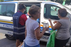 Caldo afoso, al mercato settimanale distribuite oltre mille bottigliette d'acqua
