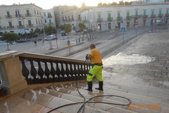 Lavaggio strade, ogni venerdì all'alba operatori in azione a Giovinazzo