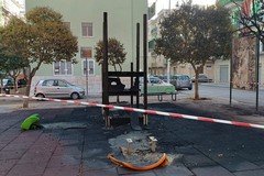 Fiamme in piazzetta Iacobellis: distrutta l’area giochi per bambini
