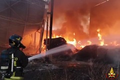 Fumo denso e fiamme alte a Giovinazzo: esteso incendio in tre capannoni