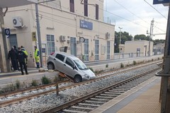 Veicolo sui binari: disagi alla circolazione ferroviaria tra Santo Spirito e Giovinazzo
