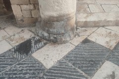 Quelle colonne emblema di Giovinazzo ridotte ad orinatoio canino