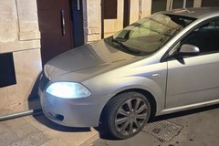 Fugge all'alt, sperona una pattuglia e colpisce un palo: arrestato un 39enne