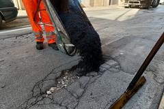 Rattoppi all'asfalto in diverse strade di Giovinazzo - LE FOTO