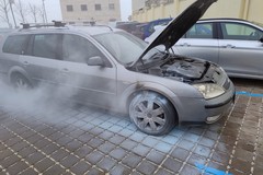 Auto in fiamme in via Fossato, agenti della Polizia Locale domano il rogo