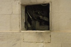 Nuovo assalto al bancomat della filiale Mps, danni alle auto in sosta