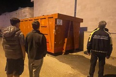 Due giovani sentono un miagolio disperato: salvato un gatto