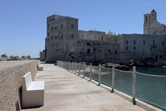 Giovinazzo si fa bella: nuove sedute sul molo di Levante