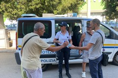 Caldo intenso a Giovinazzo, distribuite bottigliette d'acqua al mercato settimanale