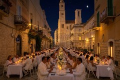Giovinazzo en blanc, piazza Duomo si prepara alla cena sotto le stelle