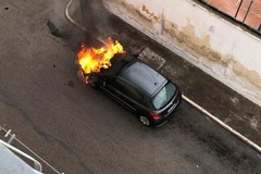 Mattinata di fuoco a Giovinazzo, un'auto avvolta dalle fiamme in via Imbriani