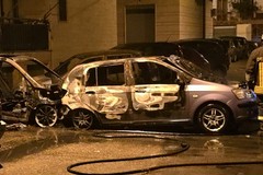 Incendio distrugge cinque auto: il rogo parte da una, poi l'effetto domino