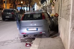Perde il controllo e colpisce due auto in sosta in via Marconi