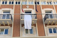 Un lenzuolo bianco da Palazzo di Città. Giovinazzo urla forte "No alla Mafia"