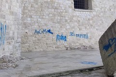 Vandali ad Halloween, scritte con spray sulle mura del palazzo Vescovile