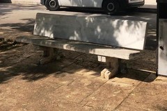 Ricomposta la panchina distrutta in piazza Porto