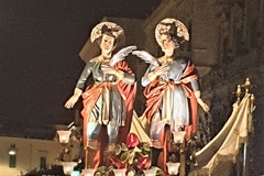 Devozione e fede: ieri sera la processione dei Santi Medici a Giovinazzo (FOTO)