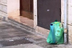 Bustoni contenenti plastica a tutte le ore: i cittadini si ribellano