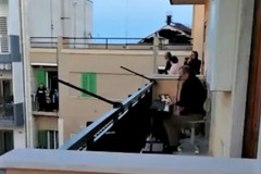 L'inno di Mameli e musica dai balconi per scacciare la paura