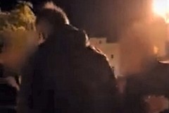«Che state a fare qui?». Depalma duro con ragazzi in piazza Porto (VIDEO)