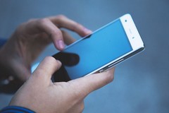 Divieto di cellulari a scuola, la contrarietà degli psicologi