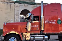 Tir Coca Cola in piazza Vittorio Emanuele II