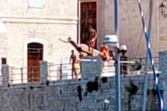Tuffi da via Marina e da Palazzo Vescovile: a Giovinazzo un gioco potrebbe diventare tragedia