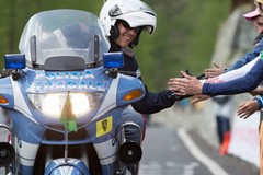 Il Giro d'Italia arriva a Giovinazzo: premiati 2 agenti della Polizia Stradale